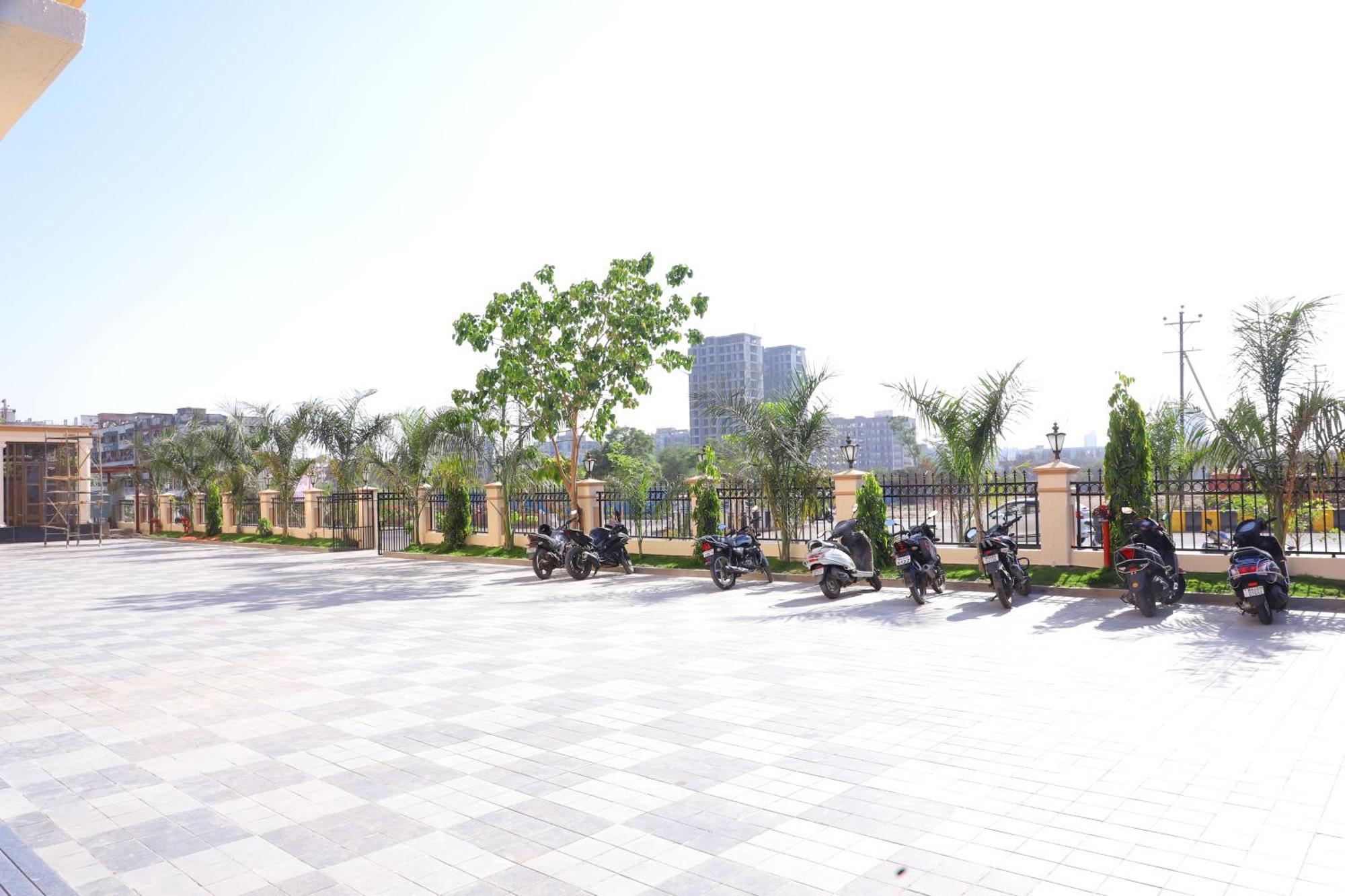 Le Vivanta Virār Exteriör bild