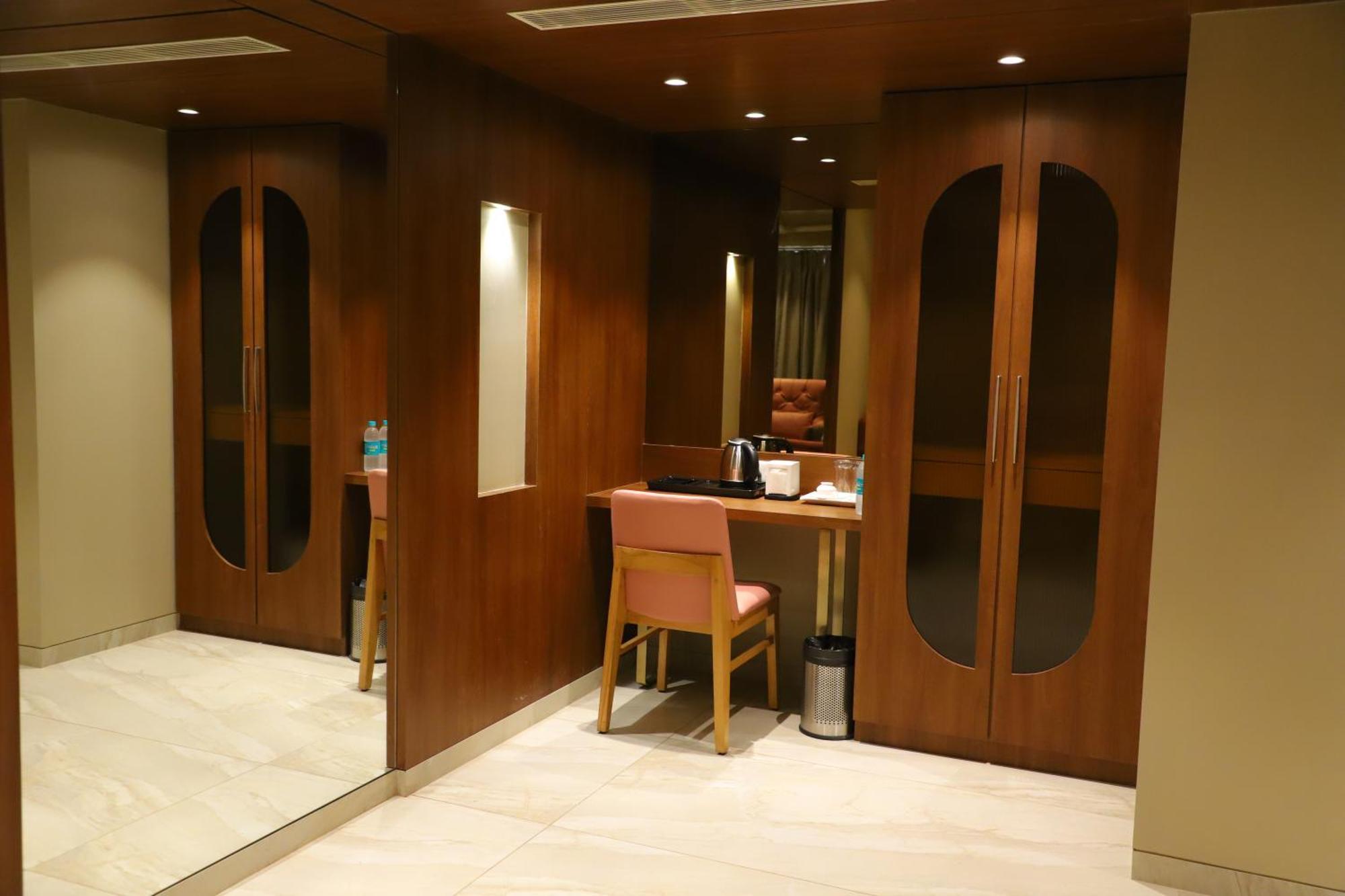 Le Vivanta Virār Exteriör bild